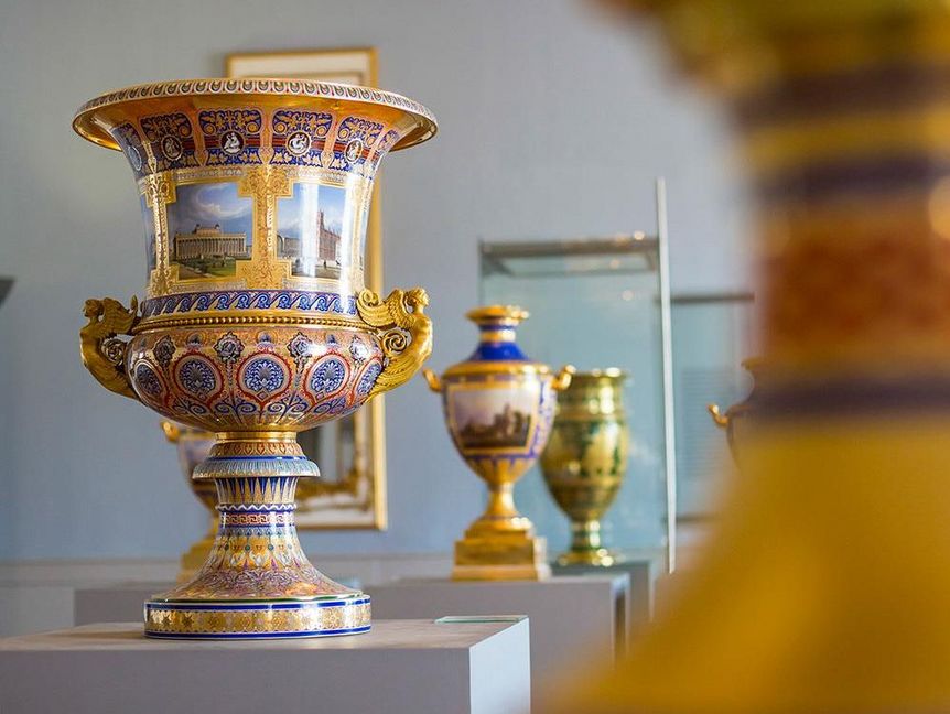 Residenzschloss Ludwigsburg, schöne Vasen im Keramikmuseum